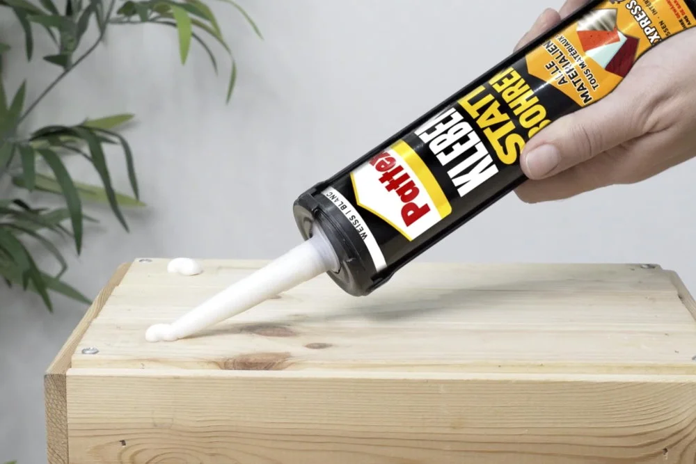 Klebstoff wird auf Holz aufgetragen